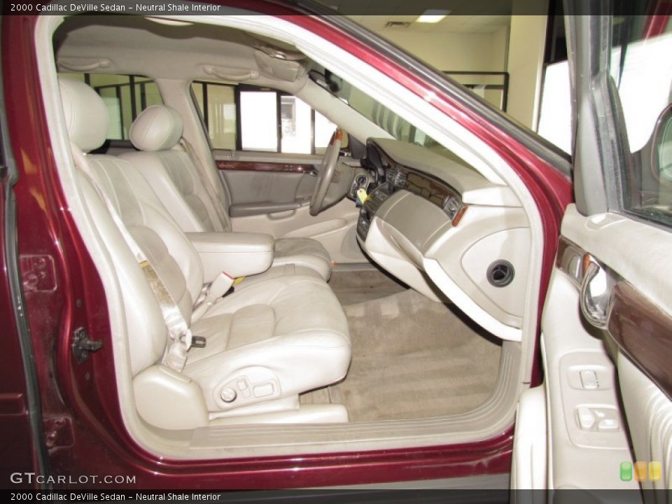 Neutral Shale Interior Photo for the 2000 Cadillac DeVille Sedan #52564916