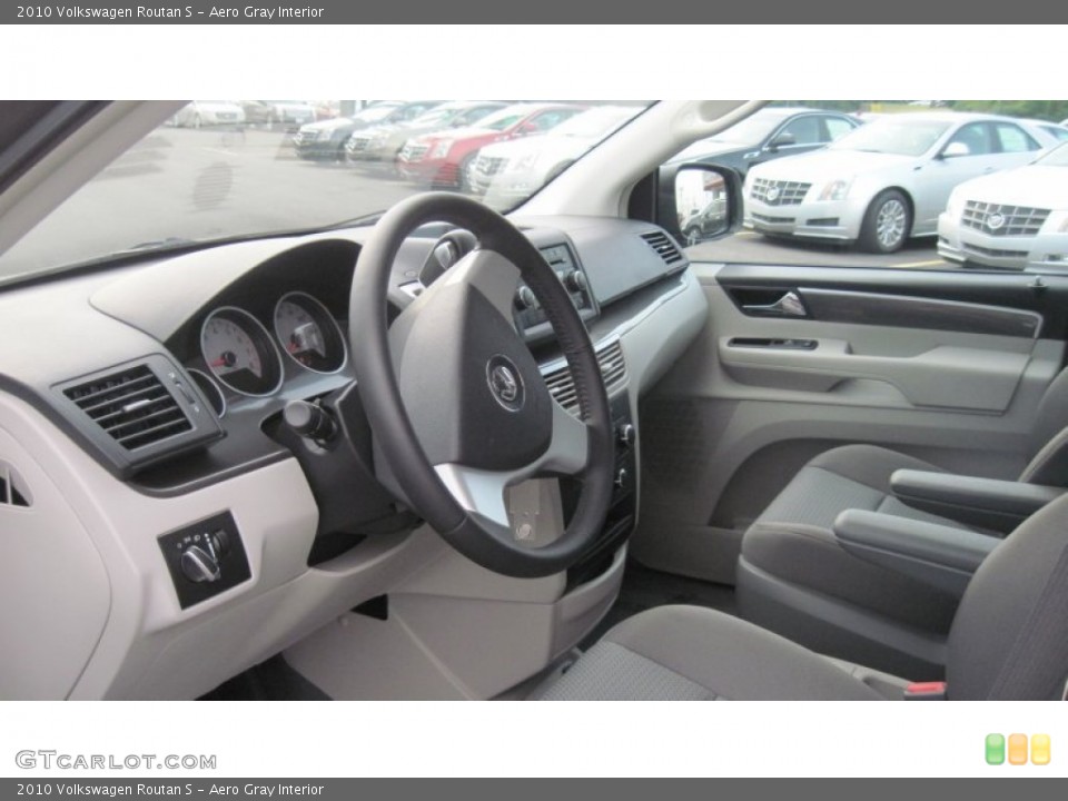 Aero Gray Interior Photo for the 2010 Volkswagen Routan S #52636625