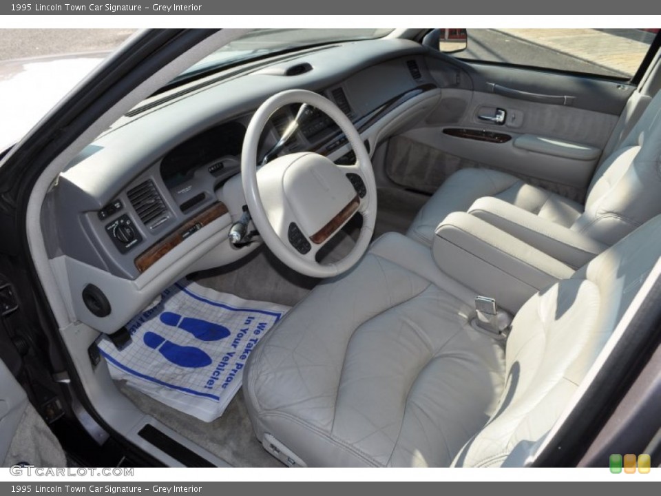 Grey Interior Photo for the 1995 Lincoln Town Car Signature #52654553