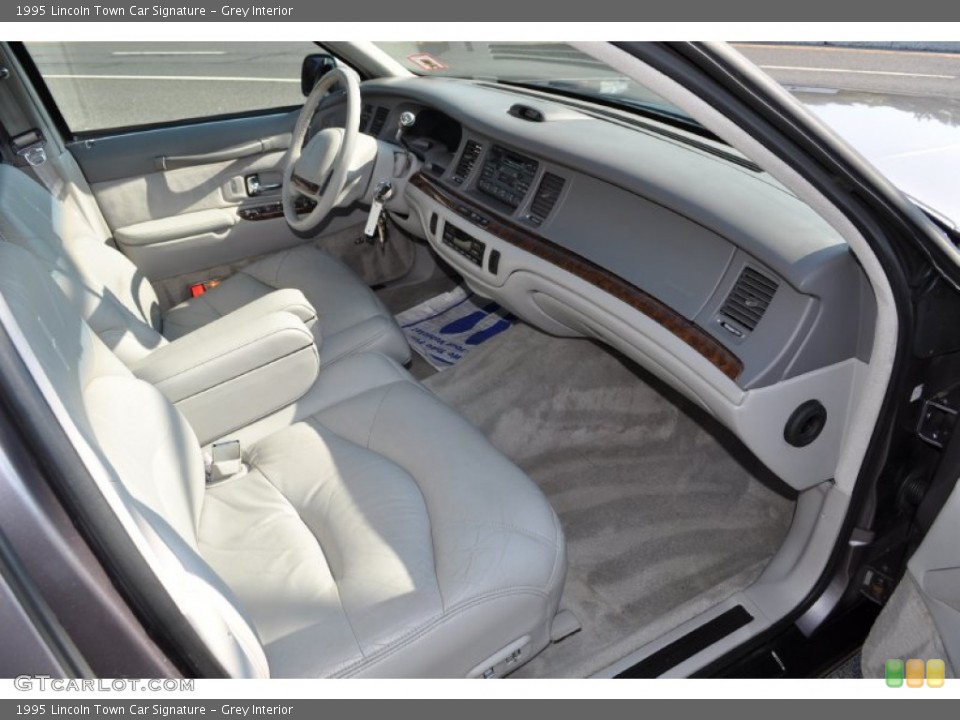 Grey Interior Photo for the 1995 Lincoln Town Car Signature #52654567