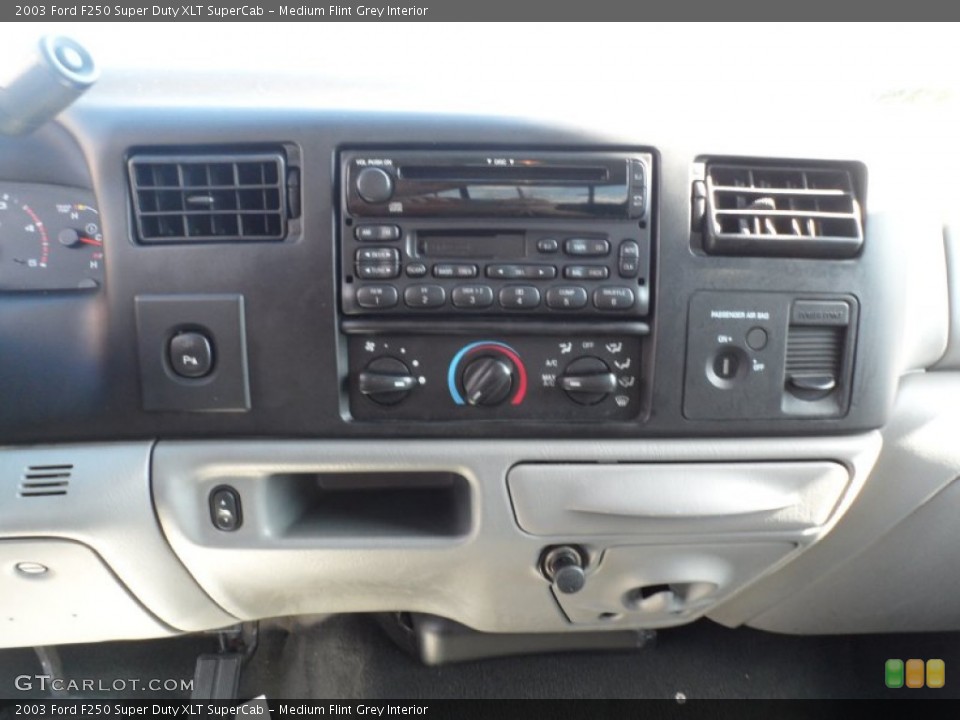 Medium Flint Grey Interior Controls for the 2003 Ford F250 Super Duty XLT SuperCab #52654850