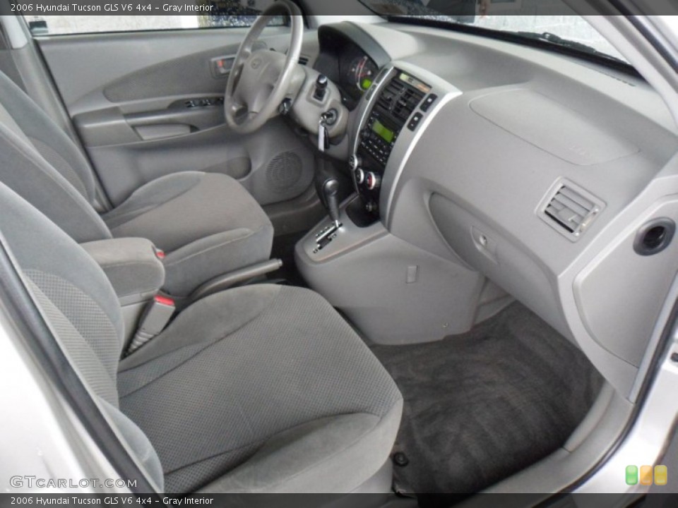 Gray Interior Photo for the 2006 Hyundai Tucson GLS V6 4x4 #52680255