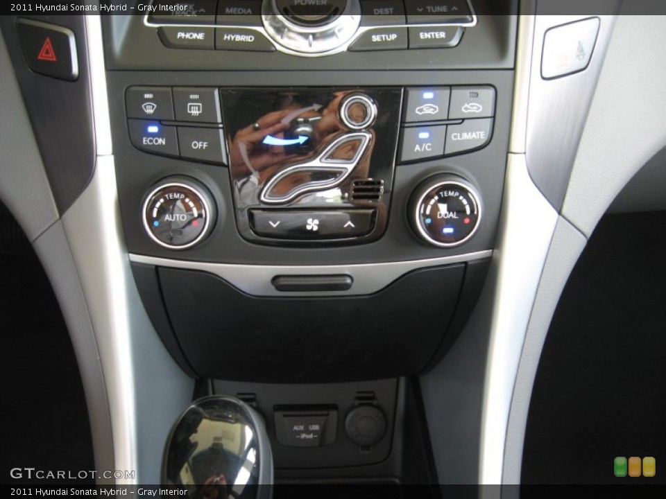 Gray Interior Controls for the 2011 Hyundai Sonata Hybrid #52700916