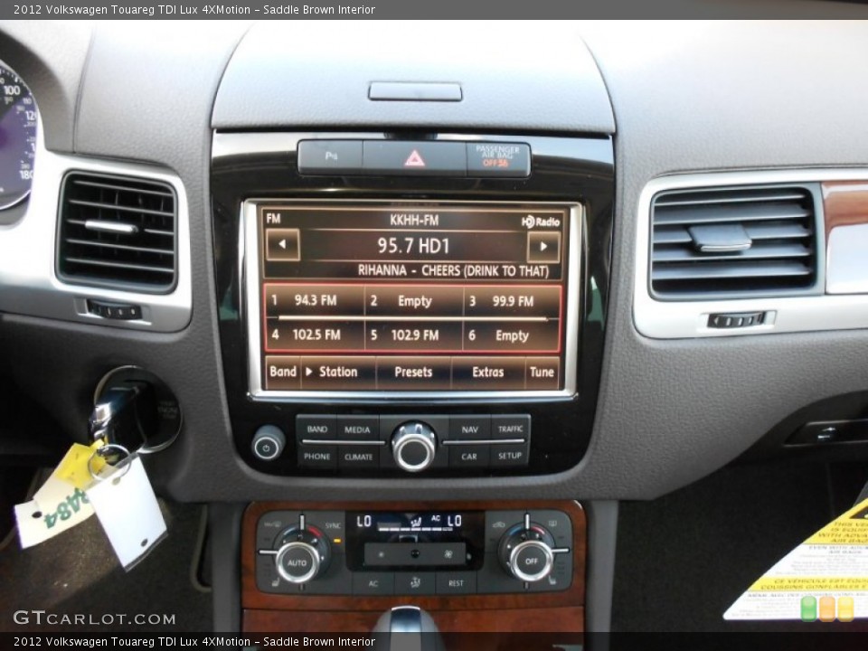 Saddle Brown Interior Controls for the 2012 Volkswagen Touareg TDI Lux 4XMotion #52704450