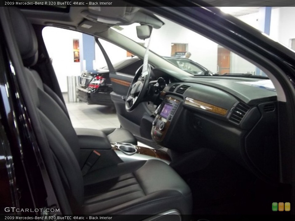 Black Interior Photo for the 2009 Mercedes-Benz R 320 BlueTEC 4Matic #52714239