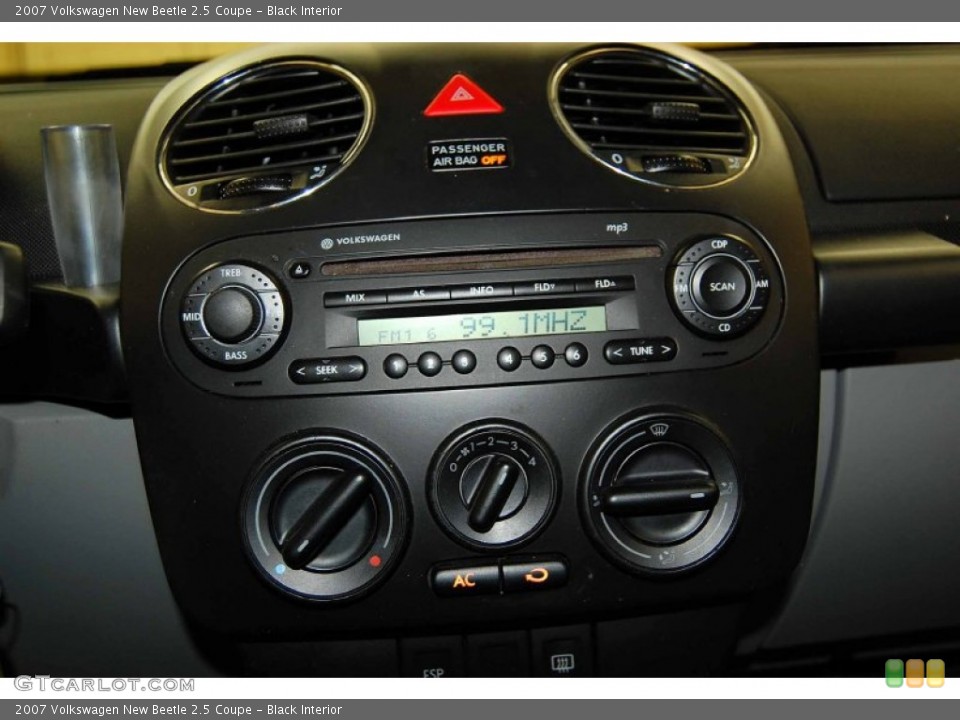 Black Interior Controls for the 2007 Volkswagen New Beetle 2.5 Coupe #52714509