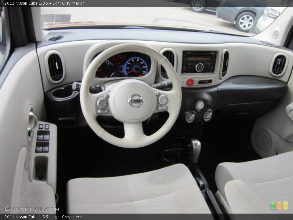 Light Gray Interior Photo for the 2011 Nissan Cube 1.8 S #52731736