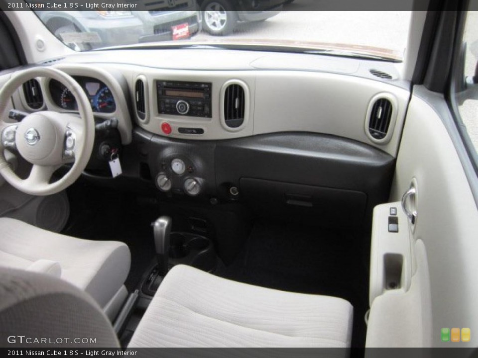 Light Gray Interior Photo for the 2011 Nissan Cube 1.8 S #52731792