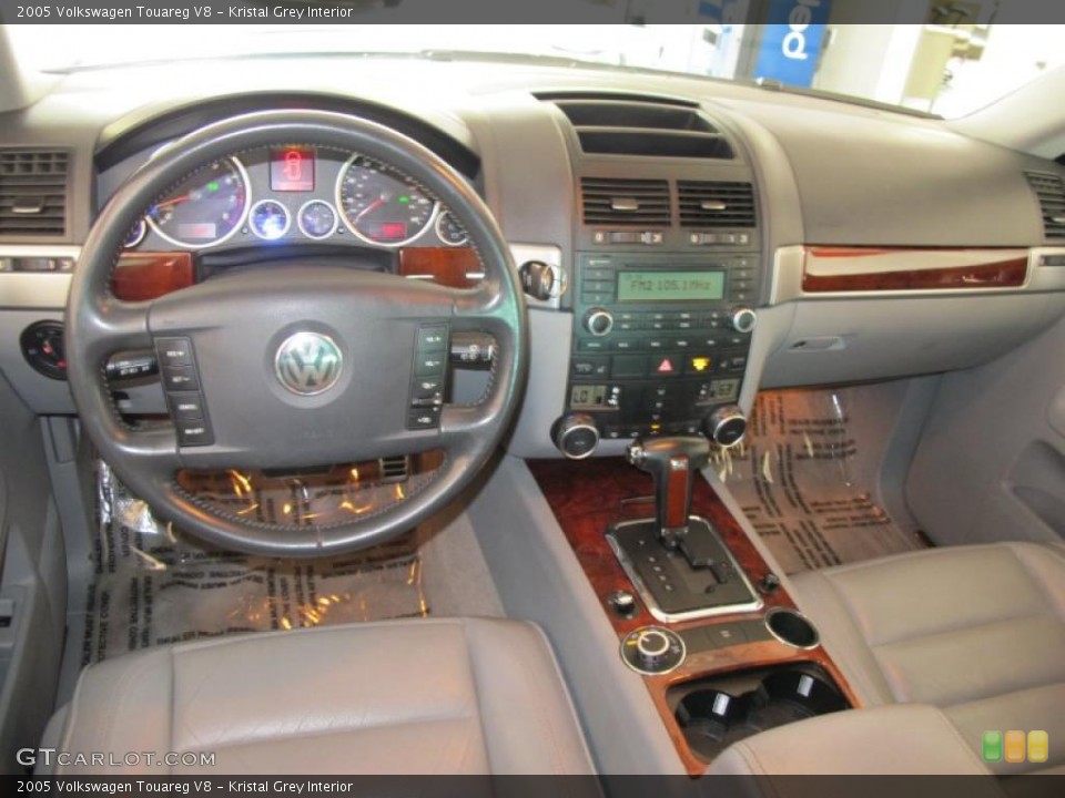 Kristal Grey Interior Photo for the 2005 Volkswagen Touareg V8 #52740896