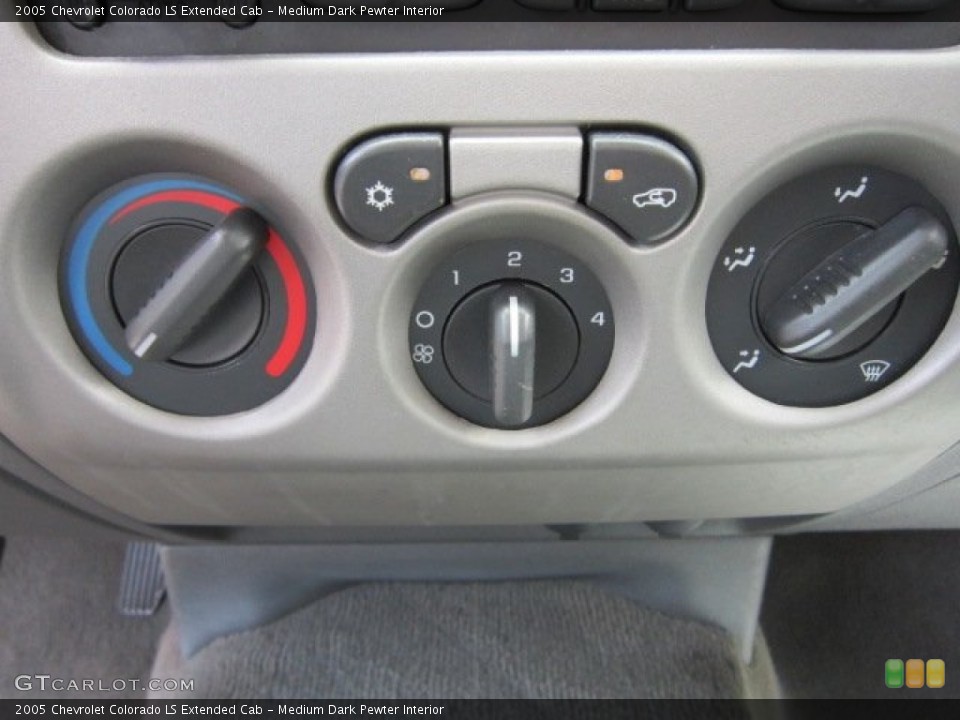 Medium Dark Pewter Interior Controls for the 2005 Chevrolet Colorado LS Extended Cab #52826912