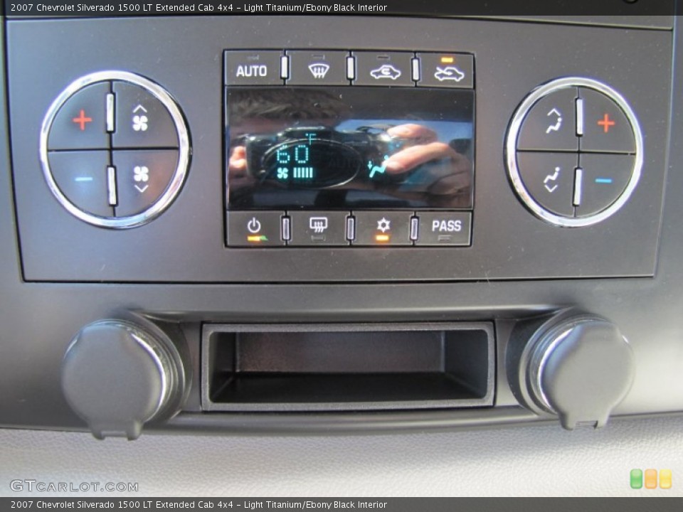 Light Titanium/Ebony Black Interior Controls for the 2007 Chevrolet Silverado 1500 LT Extended Cab 4x4 #52827572
