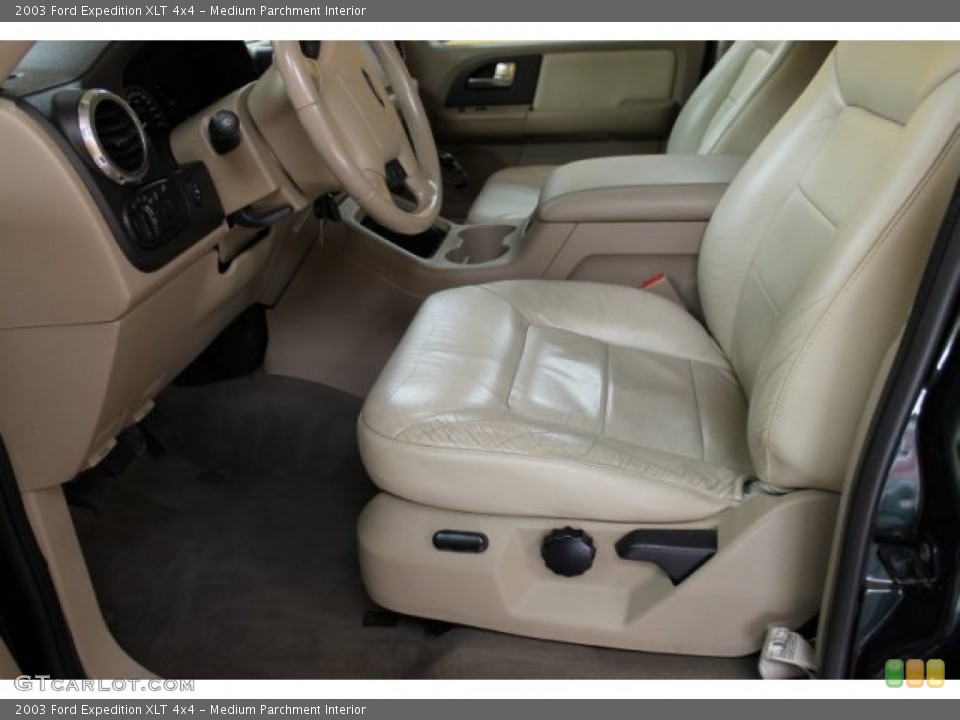 Medium Parchment Interior Photo for the 2003 Ford Expedition XLT 4x4 #52891107