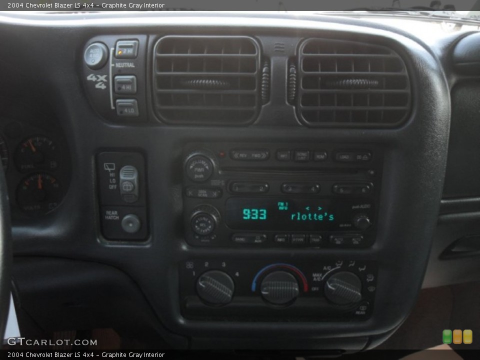 Graphite Gray Interior Controls for the 2004 Chevrolet Blazer LS 4x4 #52988539