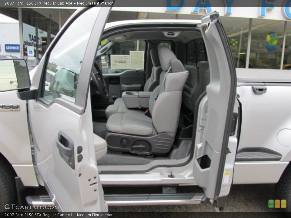 Medium Flint Interior Photo for the 2007 Ford F150 STX Regular Cab 4x4 #52992910