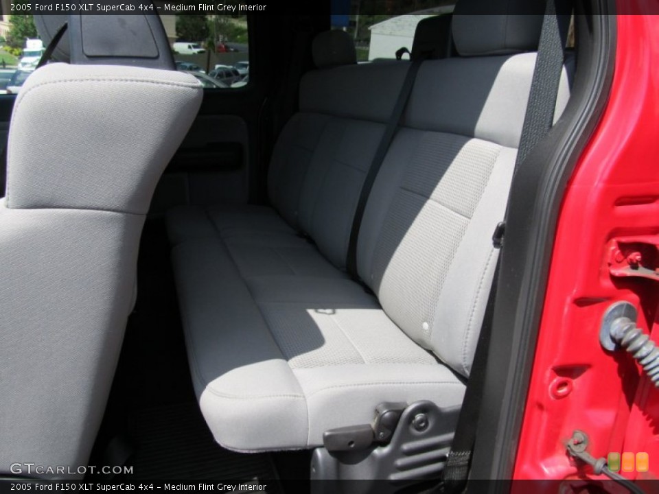 Medium Flint Grey Interior Photo for the 2005 Ford F150 XLT SuperCab 4x4 #53015561