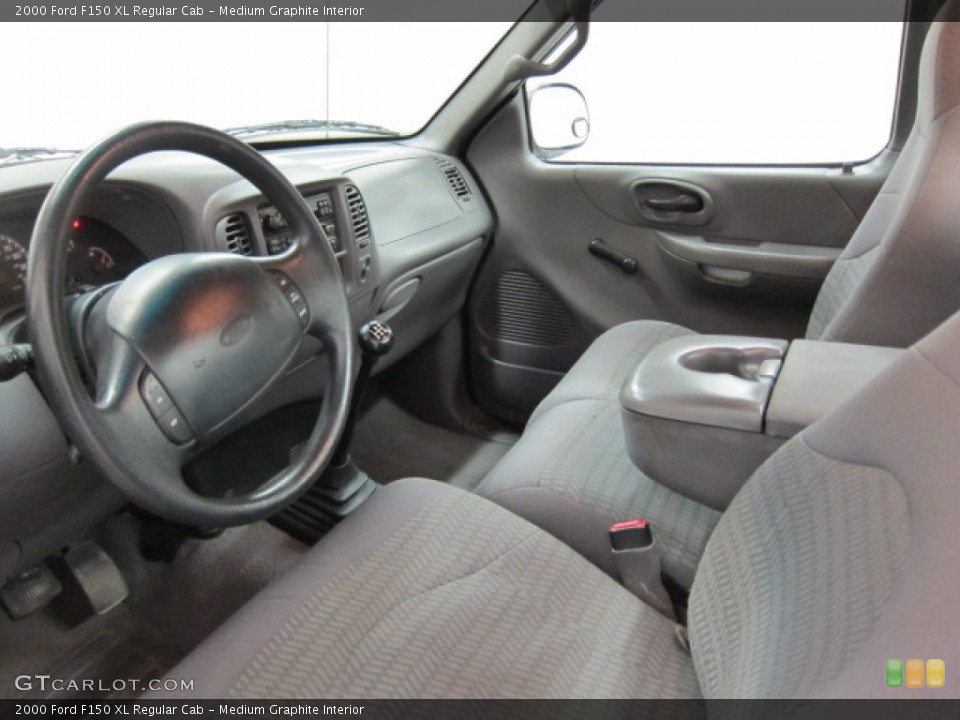 Medium Graphite Interior Photo for the 2000 Ford F150 XL Regular Cab #53028578