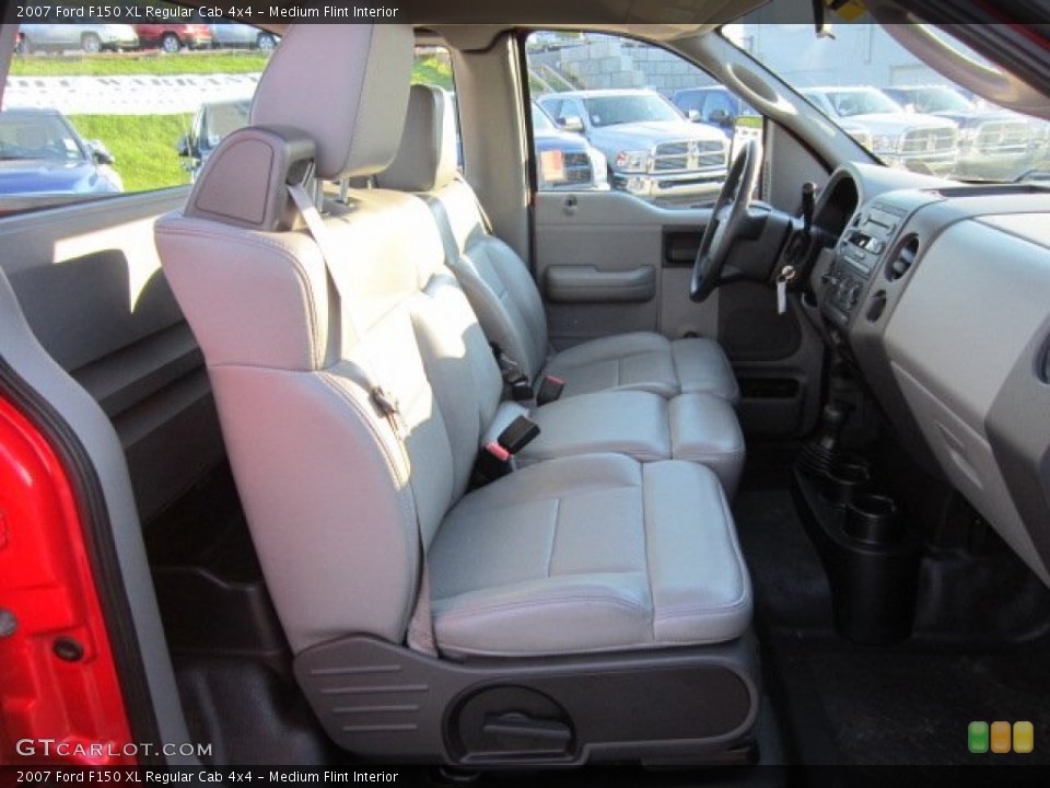 Medium Flint Interior Photo for the 2007 Ford F150 XL Regular Cab 4x4 #53099591