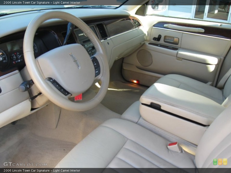Light Camel Interior Photo for the 2006 Lincoln Town Car Signature #53109434
