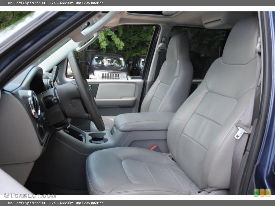Medium Flint Grey Interior Photo for the 2005 Ford Expedition XLT 4x4 #53116361