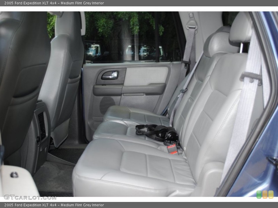 Medium Flint Grey Interior Photo for the 2005 Ford Expedition XLT 4x4 #53116373