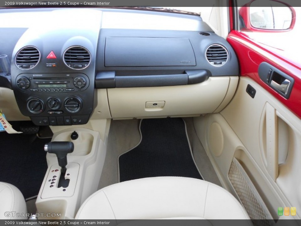 Cream Interior Dashboard for the 2009 Volkswagen New Beetle 2.5 Coupe #53138751