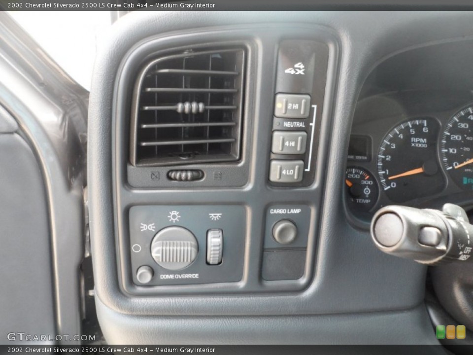 Medium Gray Interior Controls for the 2002 Chevrolet Silverado 2500 LS Crew Cab 4x4 #53218184