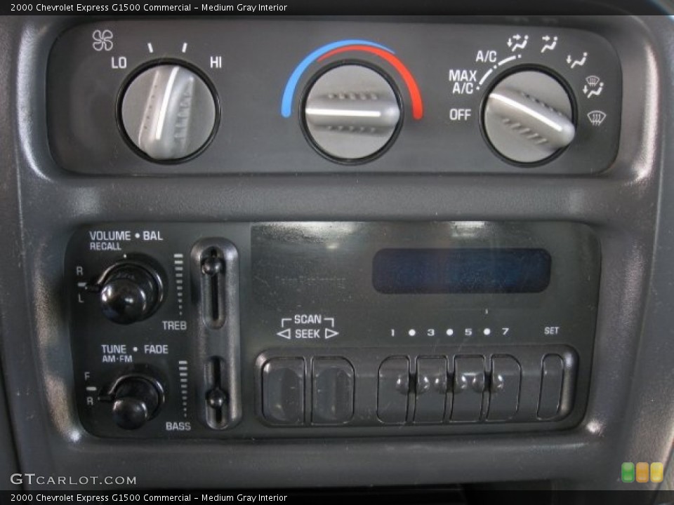 Medium Gray Interior Audio System for the 2000 Chevrolet Express G1500 Commercial #53387291