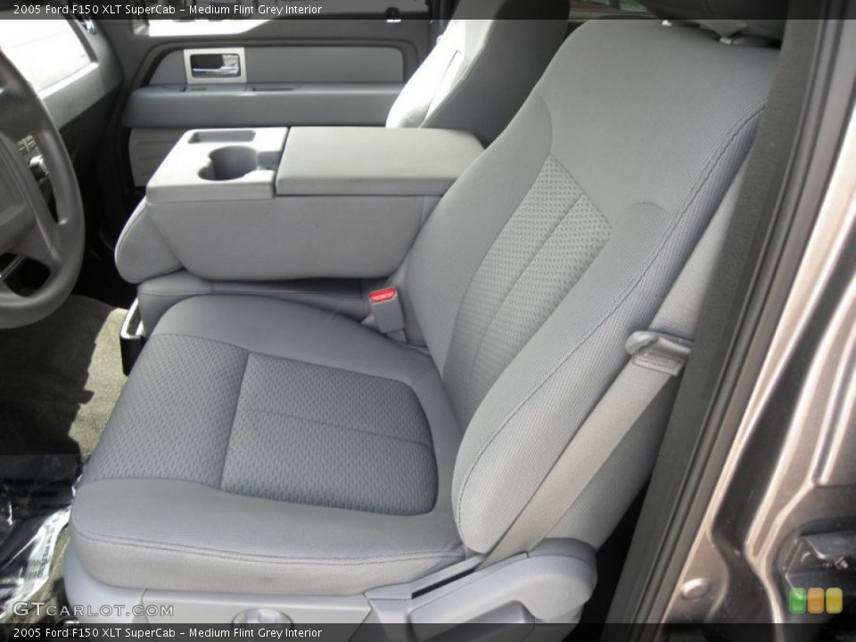 Medium Flint Grey Interior Photo for the 2005 Ford F150 XLT SuperCab #53390321