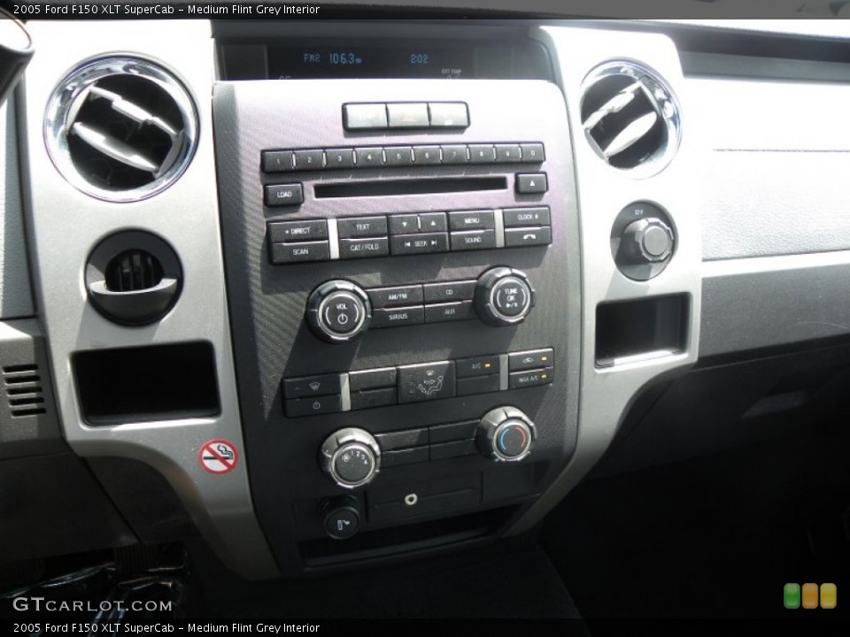 Medium Flint Grey Interior Controls for the 2005 Ford F150 XLT SuperCab #53390552