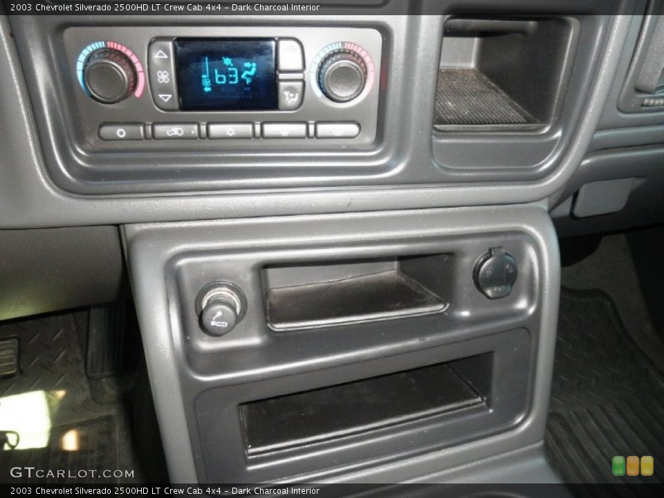 Dark Charcoal Interior Controls for the 2003 Chevrolet Silverado 2500HD LT Crew Cab 4x4 #53402669