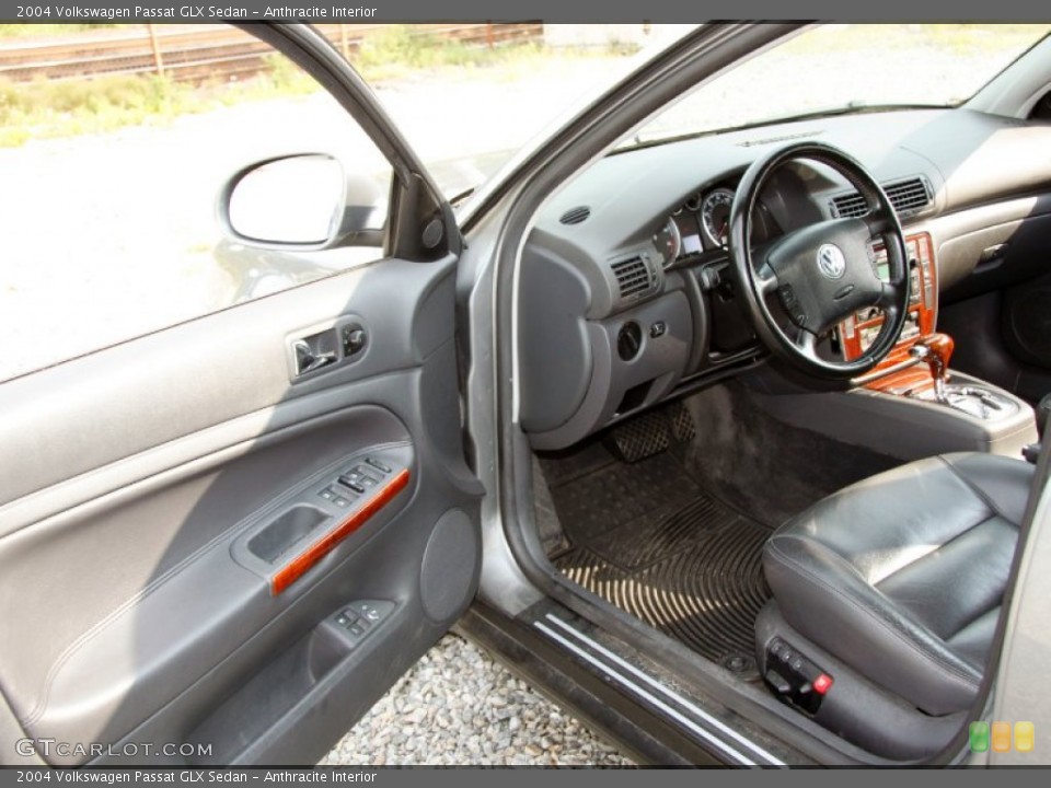 Anthracite Interior Photo for the 2004 Volkswagen Passat GLX Sedan #53420926