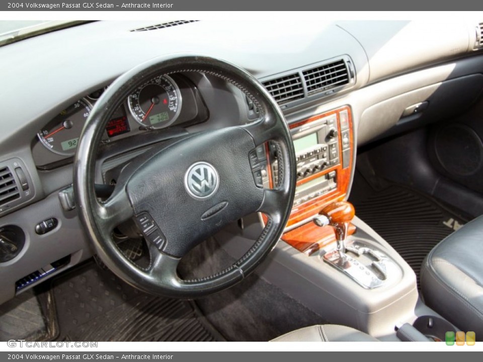 Anthracite Interior Photo for the 2004 Volkswagen Passat GLX Sedan #53420941