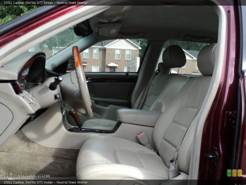 Neutral Shale Interior Photo for the 2001 Cadillac DeVille DTS Sedan #53559084