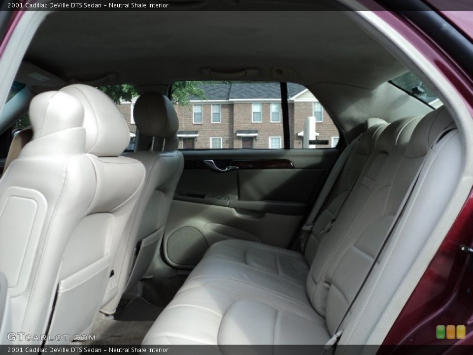 Neutral Shale Interior Photo for the 2001 Cadillac DeVille DTS Sedan #53559099