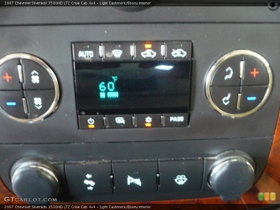 Light Cashmere/Ebony Interior Controls for the 2007 Chevrolet Silverado 3500HD LTZ Crew Cab 4x4 #53560911