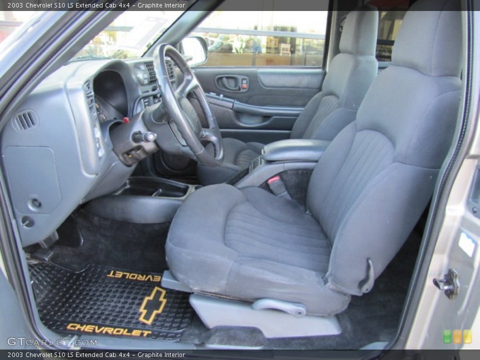 Graphite Interior Photo for the 2003 Chevrolet S10 LS Extended Cab 4x4 #53596360