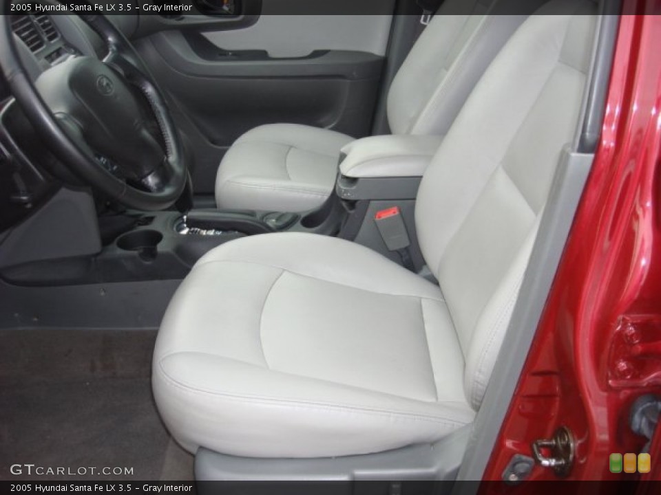 Gray Interior Photo for the 2005 Hyundai Santa Fe LX 3.5 #53646964