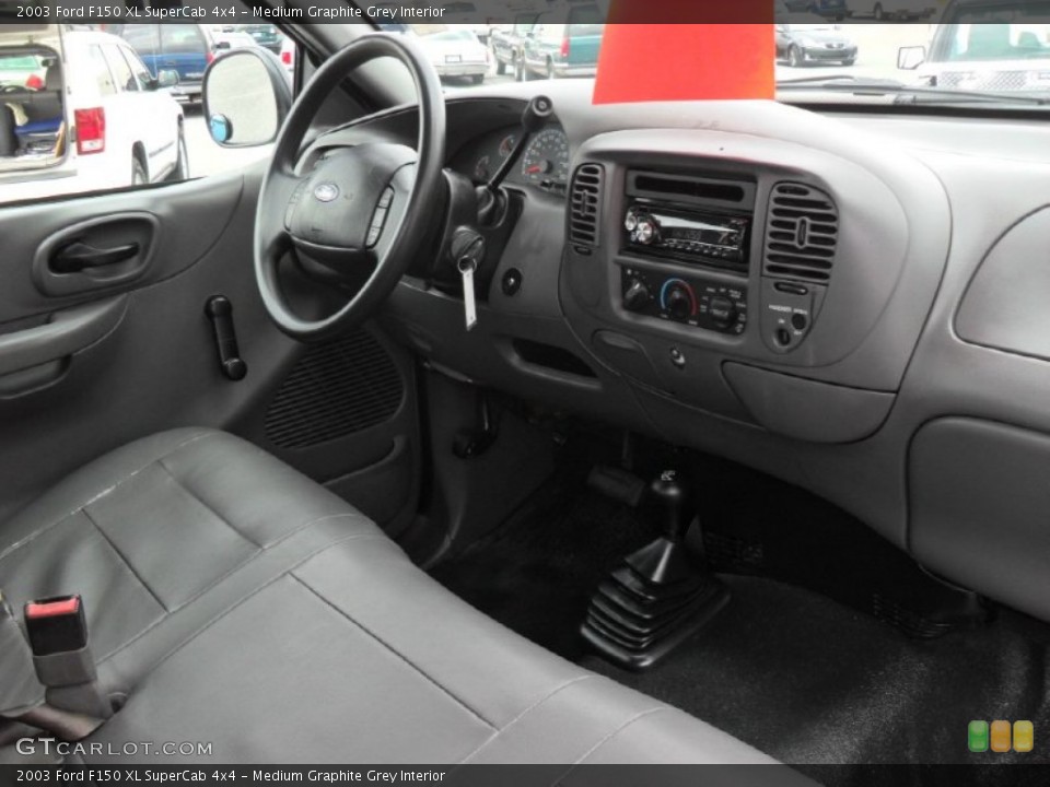 Medium Graphite Grey Interior Photo for the 2003 Ford F150 XL SuperCab 4x4 #53832985