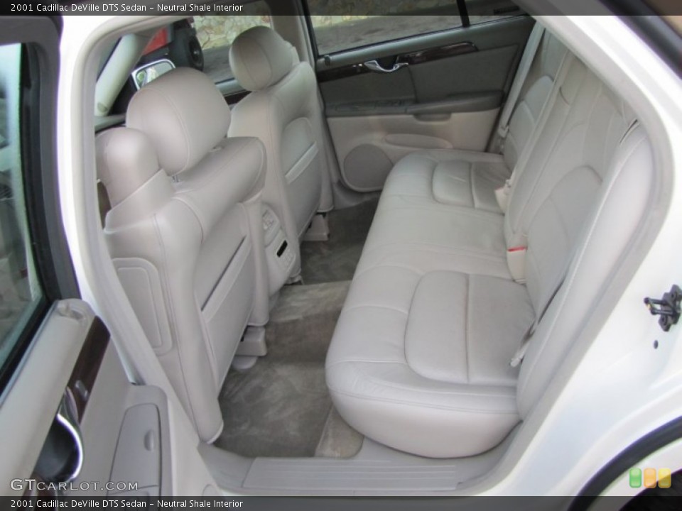 Neutral Shale Interior Photo for the 2001 Cadillac DeVille DTS Sedan #53922394