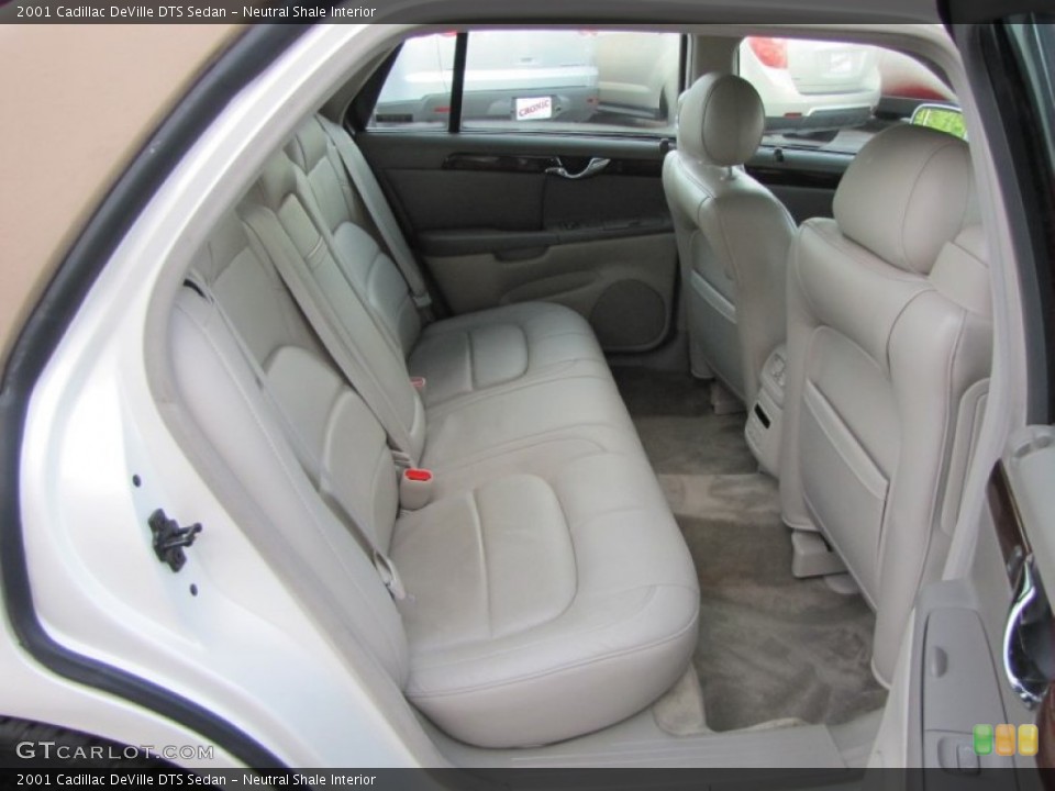 Neutral Shale Interior Photo for the 2001 Cadillac DeVille DTS Sedan #53922400