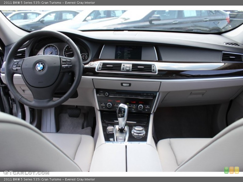 Everest Gray Interior Dashboard for the 2011 BMW 5 Series 535i Gran Turismo #53954987