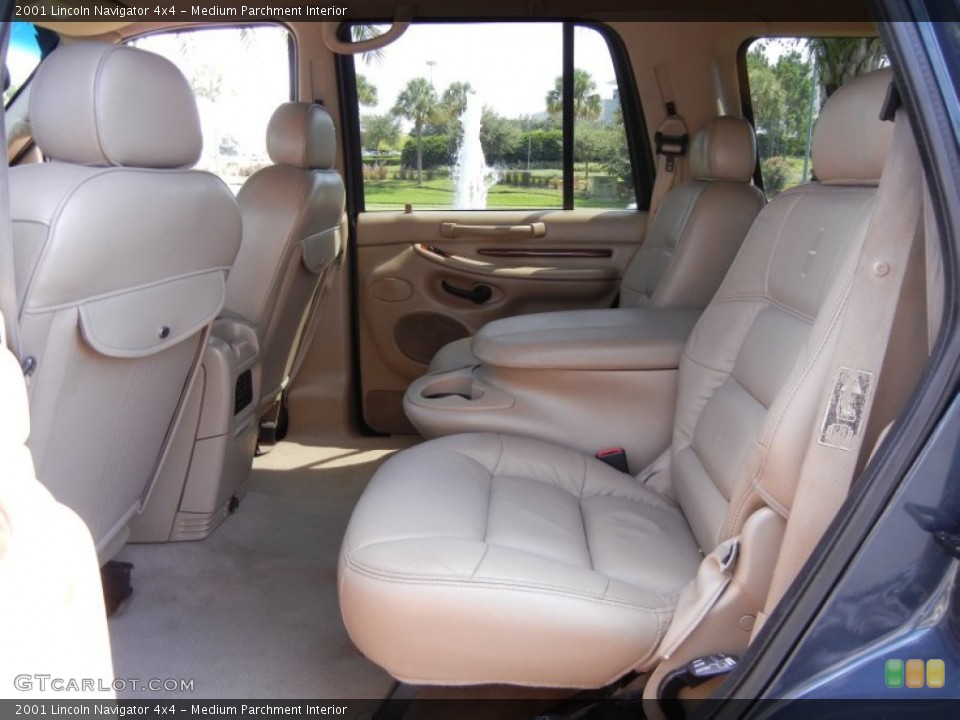 Medium Parchment Interior Photo for the 2001 Lincoln Navigator 4x4 #53959568