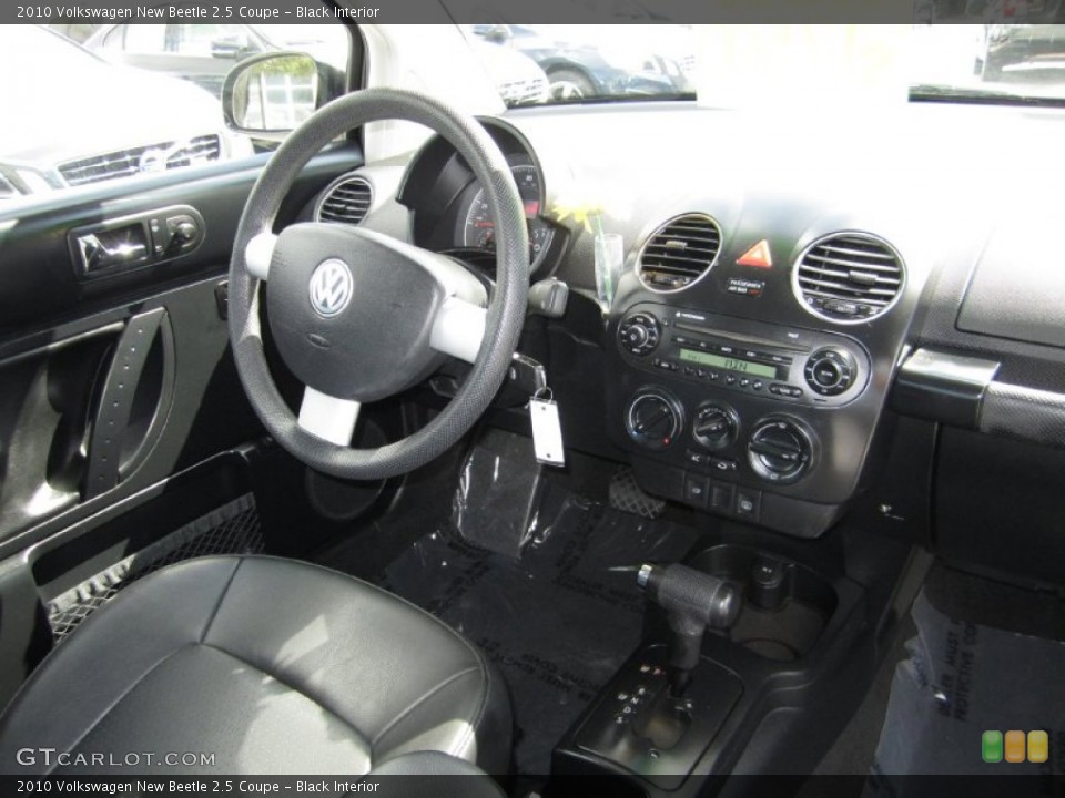 Black Interior Dashboard for the 2010 Volkswagen New Beetle 2.5 Coupe #53960633