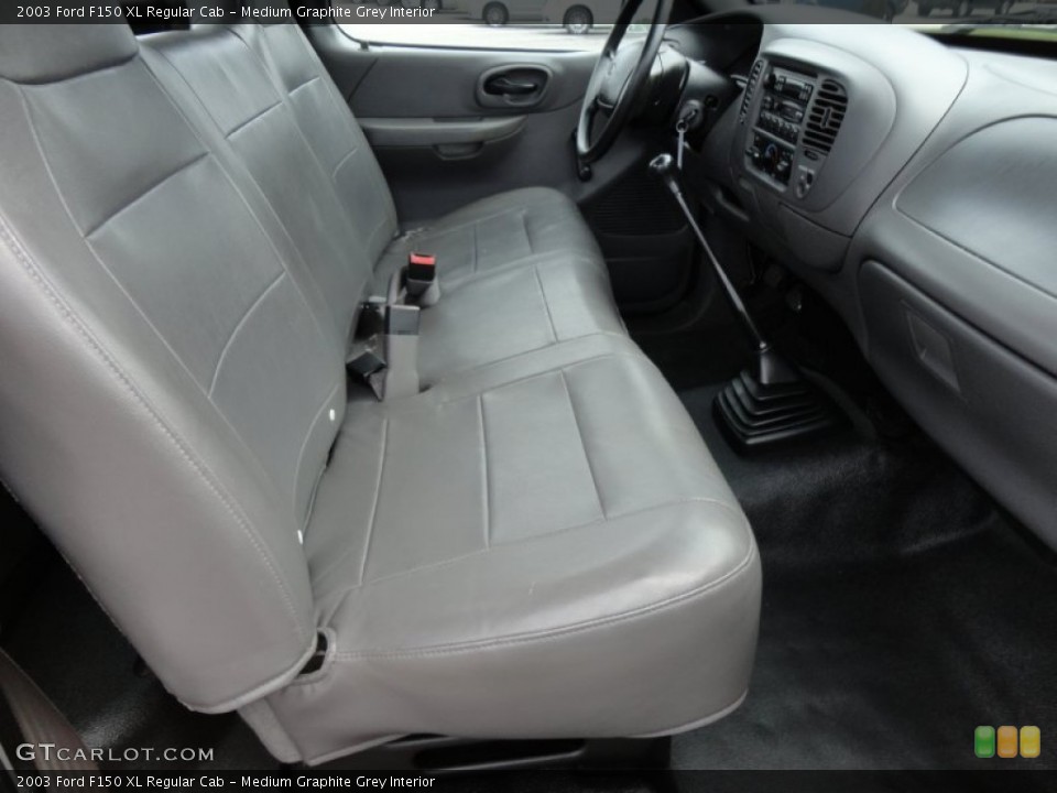 Medium Graphite Grey Interior Photo for the 2003 Ford F150 XL Regular Cab #53989538