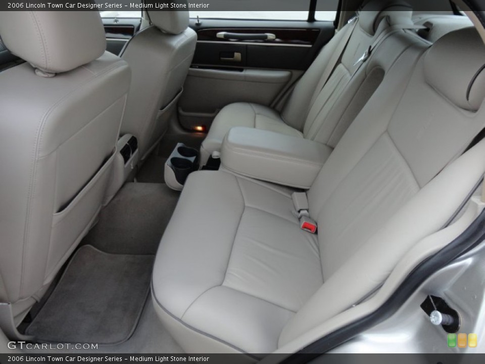 Medium Light Stone Interior Photo for the 2006 Lincoln Town Car Designer Series #53989730