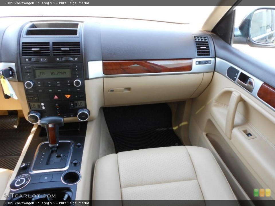 Pure Beige Interior Dashboard for the 2005 Volkswagen Touareg V6 #54048311