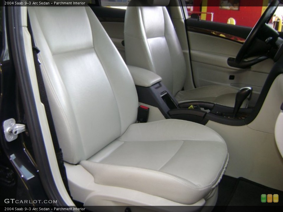 Parchment Interior Photo for the 2004 Saab 9-3 Arc Sedan #54070254