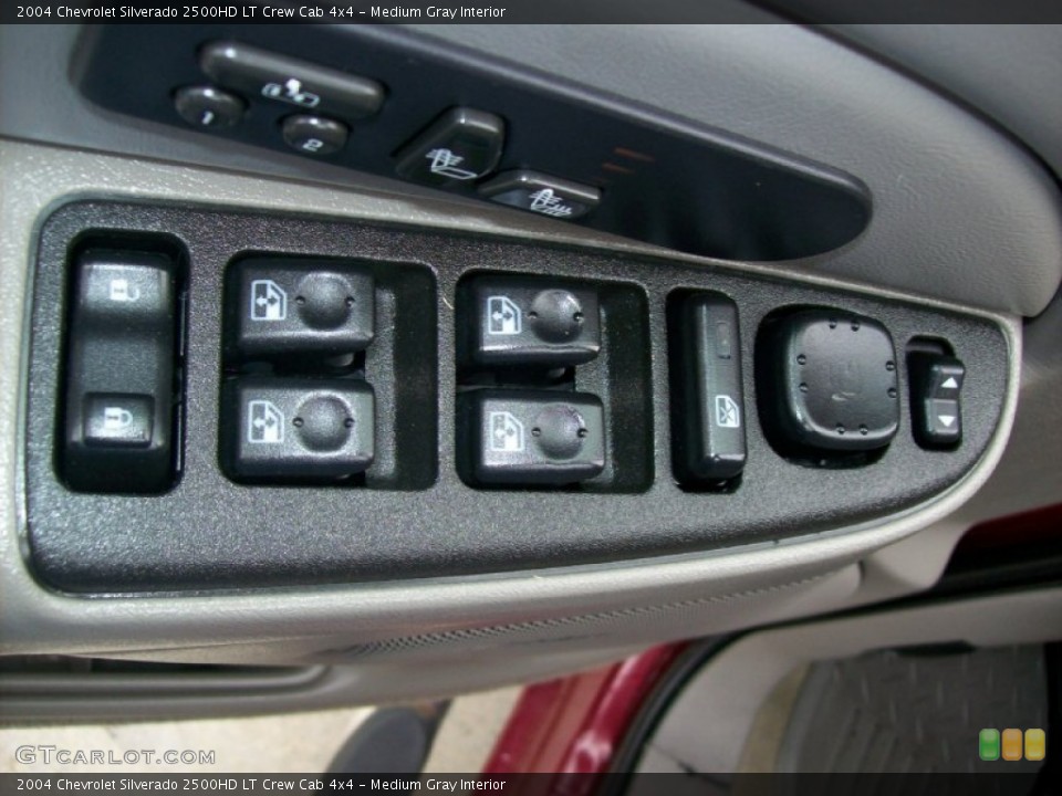 Medium Gray Interior Controls for the 2004 Chevrolet Silverado 2500HD LT Crew Cab 4x4 #54077082