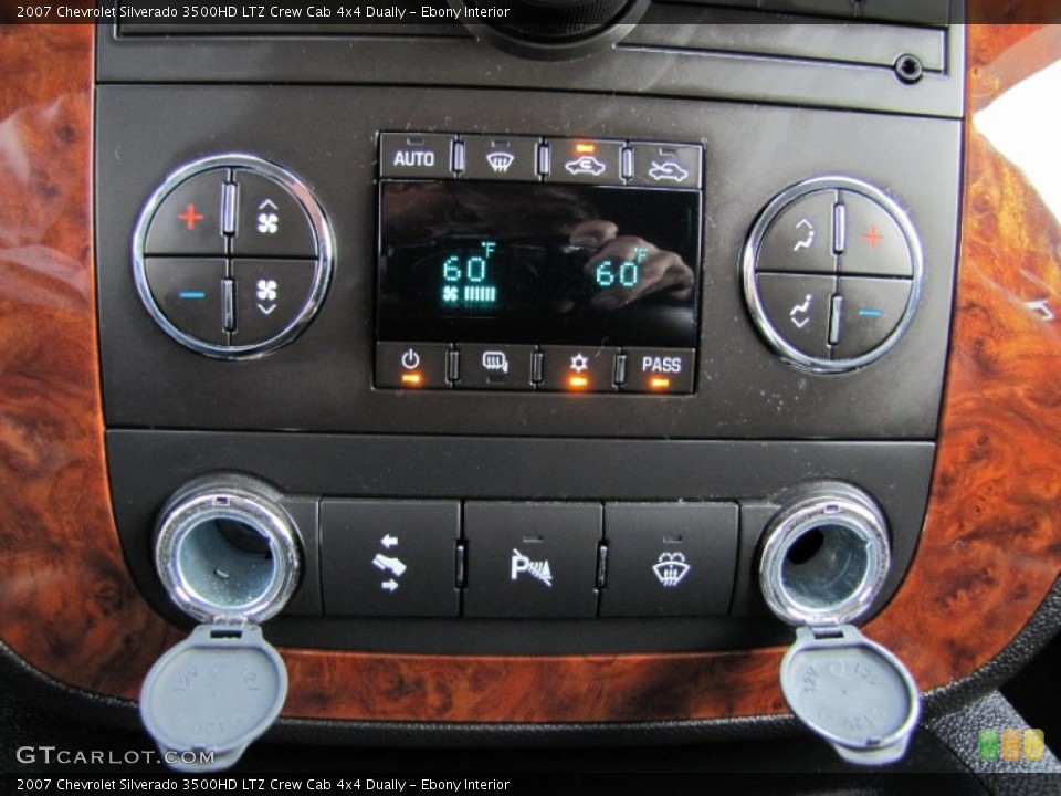 Ebony Interior Controls for the 2007 Chevrolet Silverado 3500HD LTZ Crew Cab 4x4 Dually #54081639
