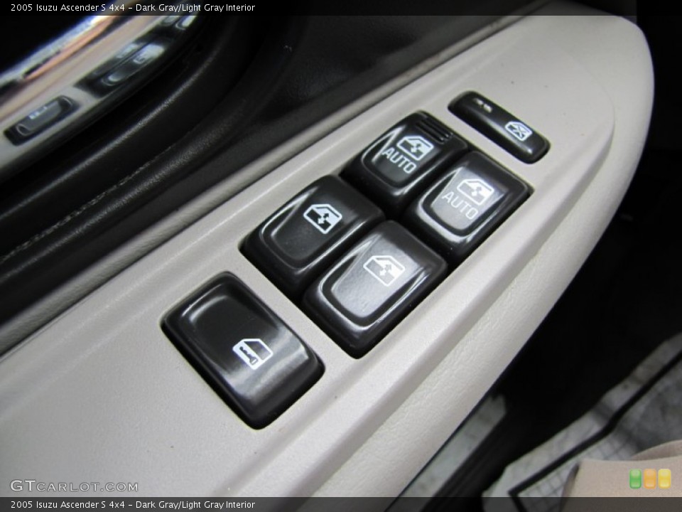 Dark Gray/Light Gray Interior Controls for the 2005 Isuzu Ascender S 4x4 #54086544